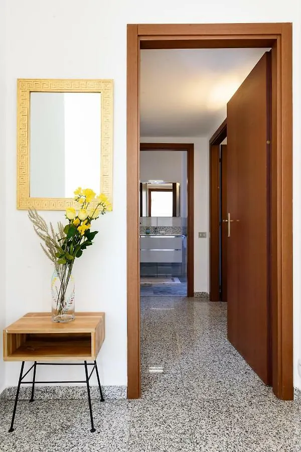 Lora Como Apartment, Free Private Parking Italia