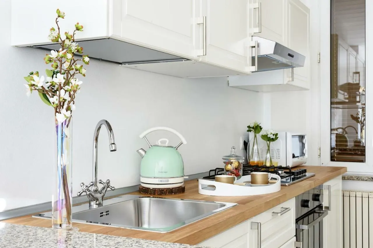 Lora Como Apartment, Free Private Parking 0*,  Italia